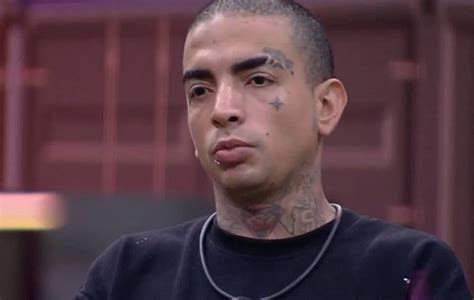 Cantor MC Guimê pelado tomando banho no BBB